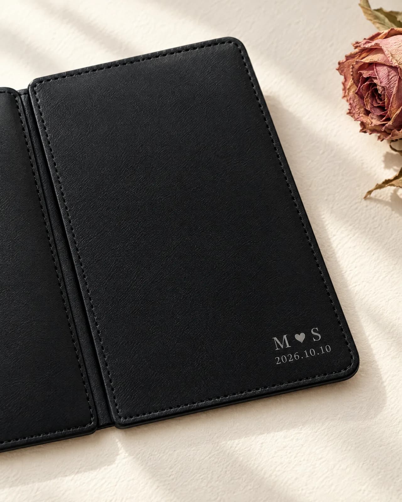 안티스키밍 슬라이드 여권케이스 — 앞면 오른쪽 아래 레이저 각인 예시 — M ♥ S 2026.10.10